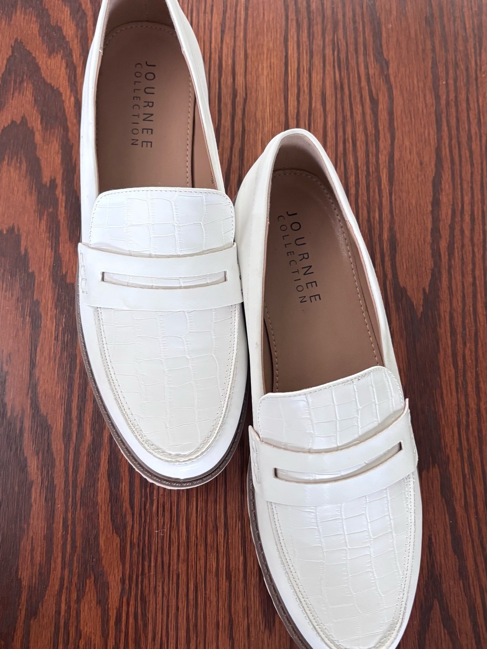 Journee Collection White Croc-Embossed Penny Loafers Sz 12
